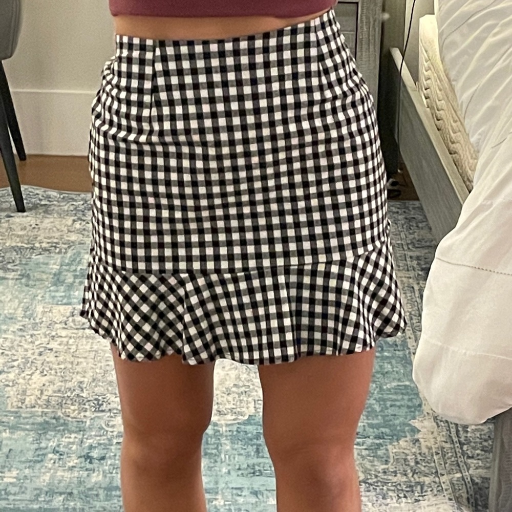 Black & white checkered skirt w ruffle hem